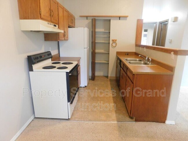 Building Photo - 557 W Good Hope Cir