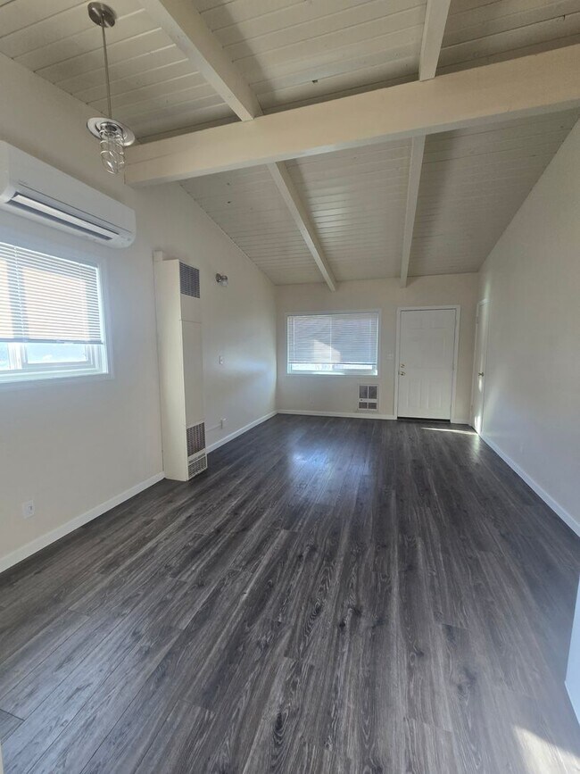 Foto del edificio - 2 bed / 1 bath Duplex