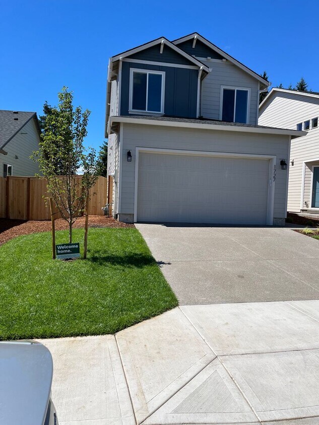 Foto principal - New Home in the Desirable Millican Creek D...