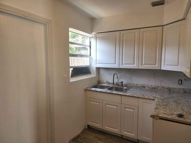 Foto del edificio - 117 SW 7th Ave