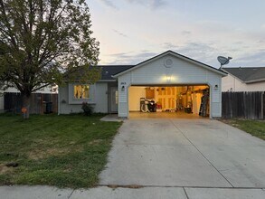 Building Photo - 1015 Flint Dr