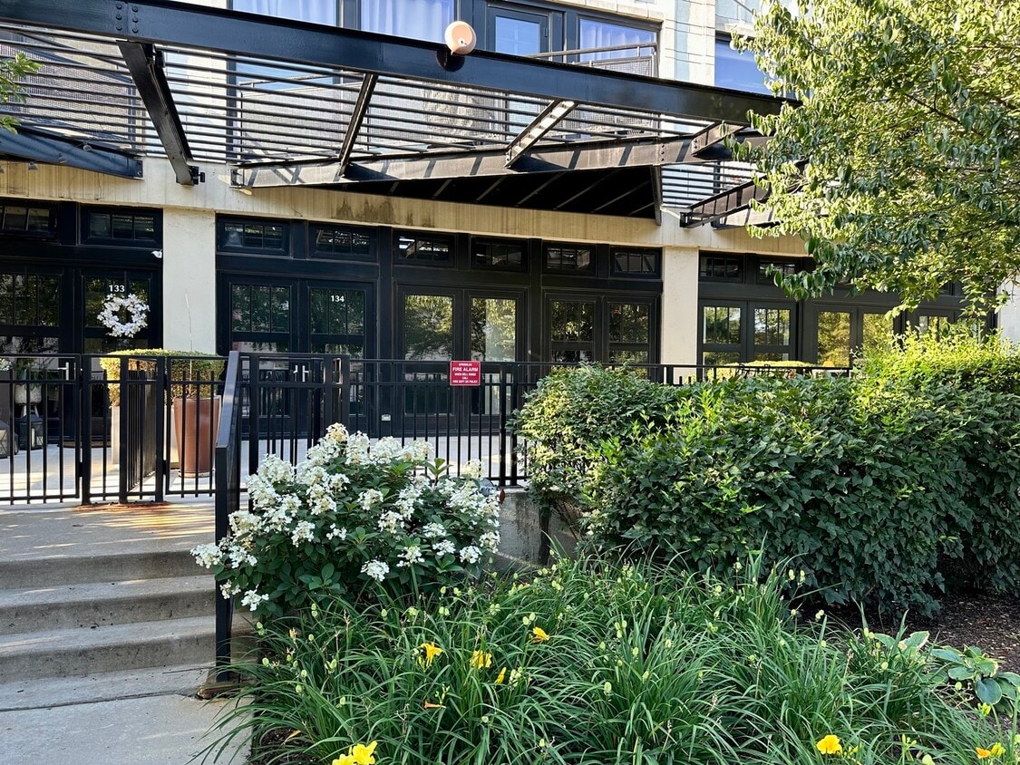 Primary Photo - 1151 W 14th Pl