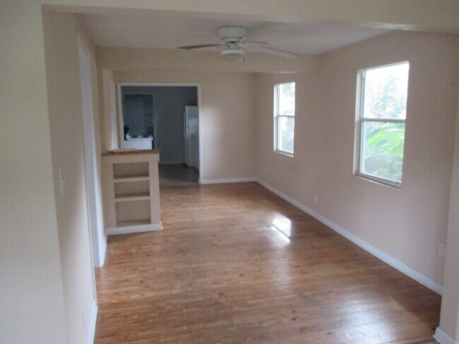 Foto del edificio - 4464 43rd Ave N St. Petersburg, FL 33714 W...