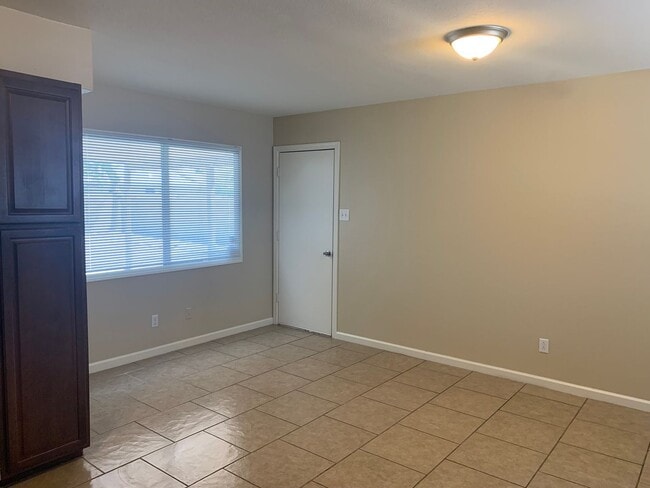 Building Photo - Great 3 bedroom 2 bath home