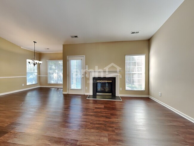 Foto del edificio - 1212 Hampton Park Drive