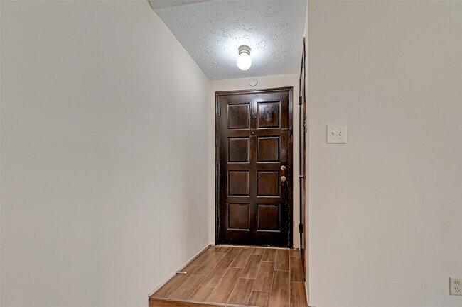 Foto del edificio - 2102 Creekshire Dr