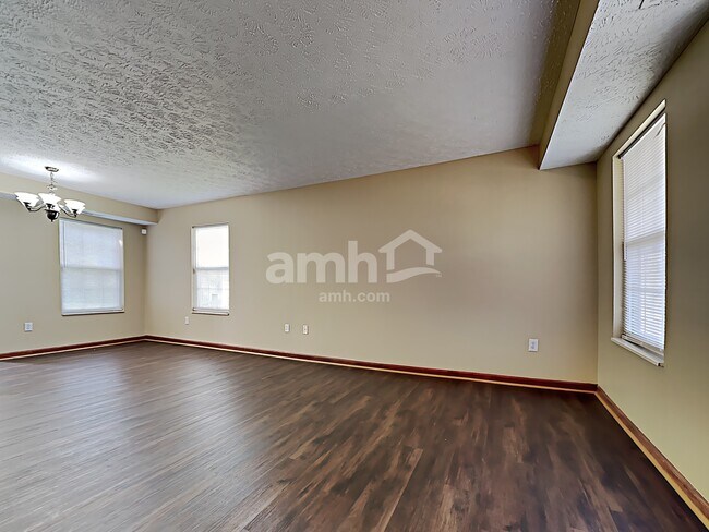 Foto del edificio - 11205 Cowan Lake Court