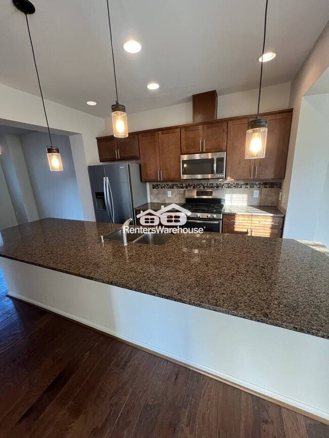 Building Photo - Desirable Townhouse 3bd, 3.25bath - Gated Community