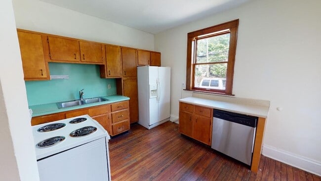 Building Photo - 6 BEDROOMS + 2 FULL BATHROOMS Single Famil...