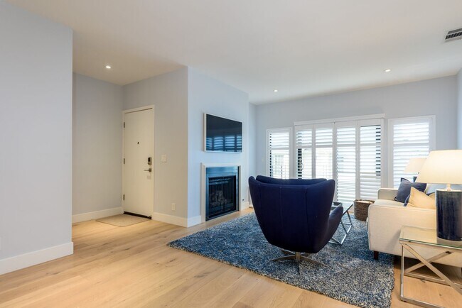 Building Photo - Furnished Top Floor Unit with AC located D...