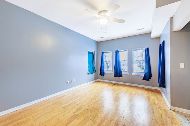 Foto del edificio - 2446 W 69th St