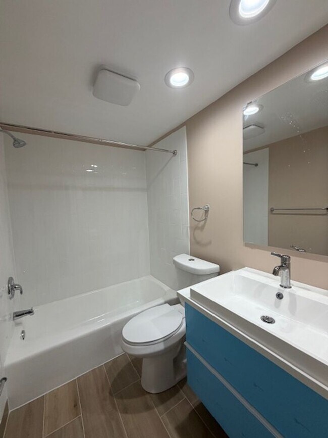 Foto del edificio - SPACIOUS 2 BEDROOM 2 BATH CONDO IN CENTER CT