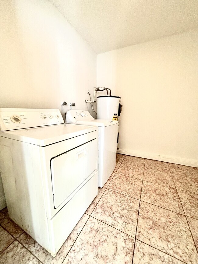 Foto del edificio - 5813 Iris Ave