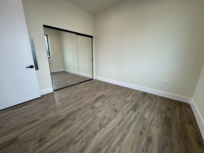 Foto del edificio - Brand new 2 Bed 2 Bath Unit in the Heart of PB