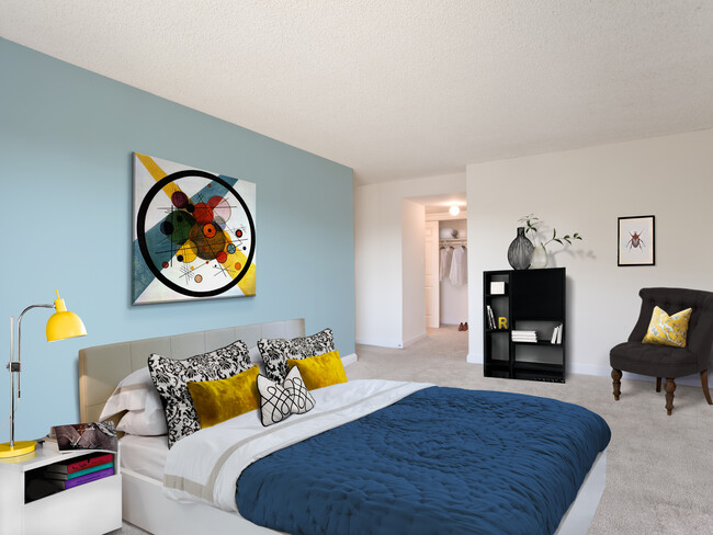 Dormitorio con pared acentuada y piso alfombrado - Avalon at Foxhall