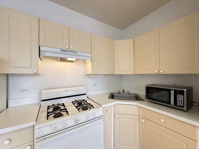 Building Photo - 909 W Dakin St