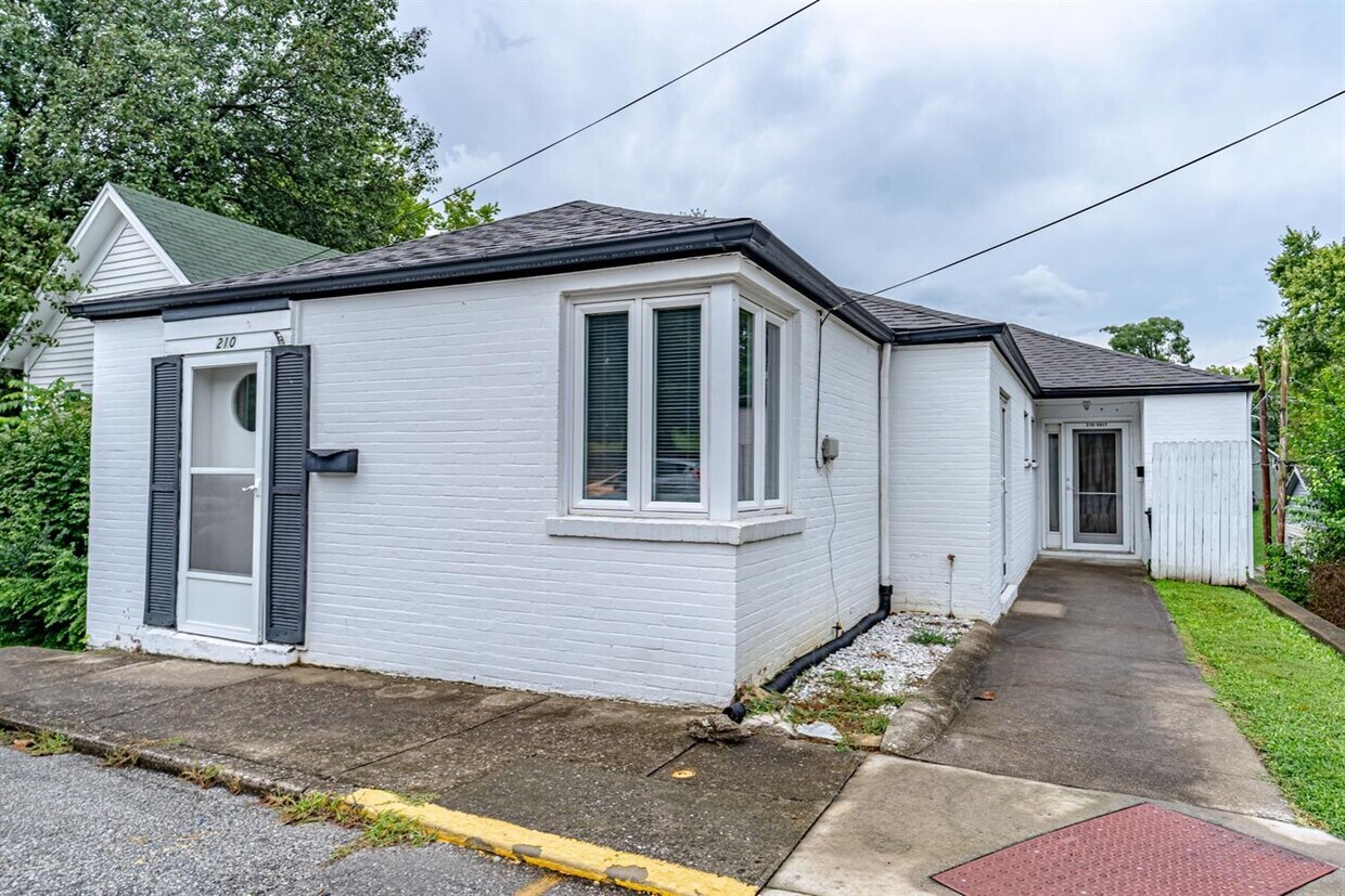 Primary Photo - 210 Briar Cliff St