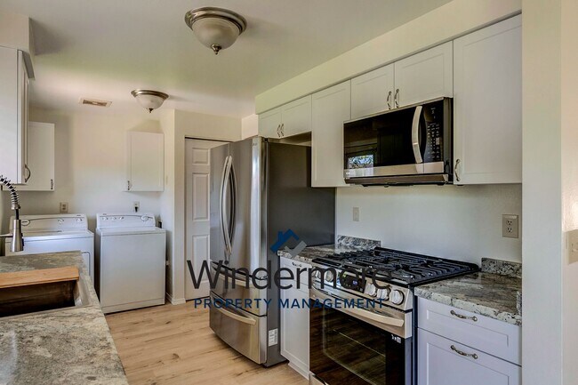 Foto del edificio - 2 Bed 1 Bath House W/ Garage