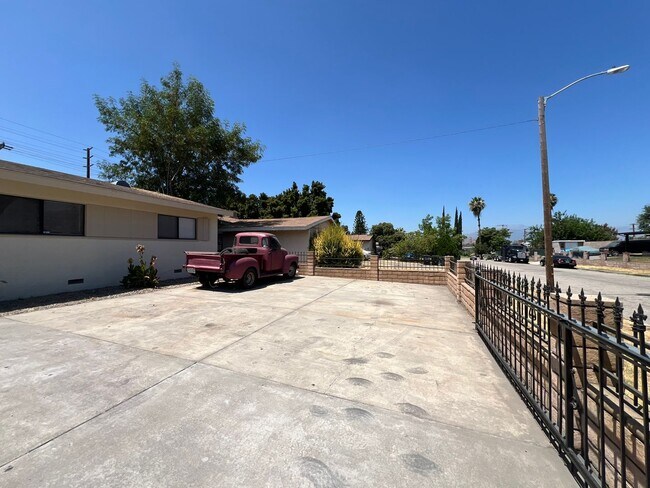 Foto del edificio - Charming Home in nice San Bernardino neigh...