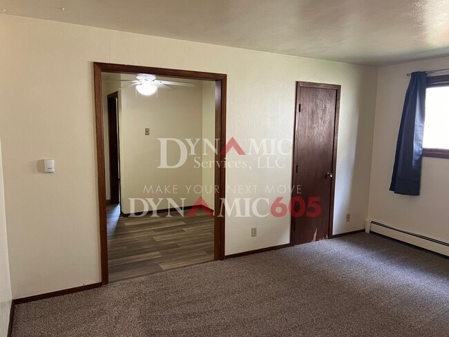 Building Photo - 1 Bedroom, 1 Bathroom Garden Level Apartme...