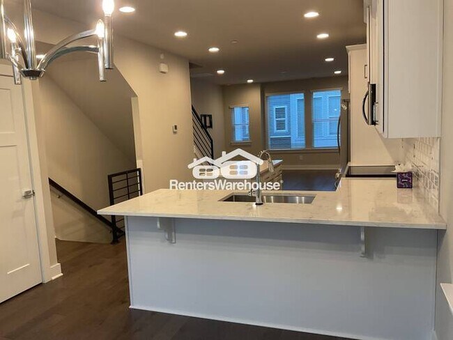 Building Photo - ***NOW OFFERING 1 MONTH FREE RENT WITH LEASE SIGNED BY 1/31/2026*** Stunning 2 Bed / 2.5 Bath End...