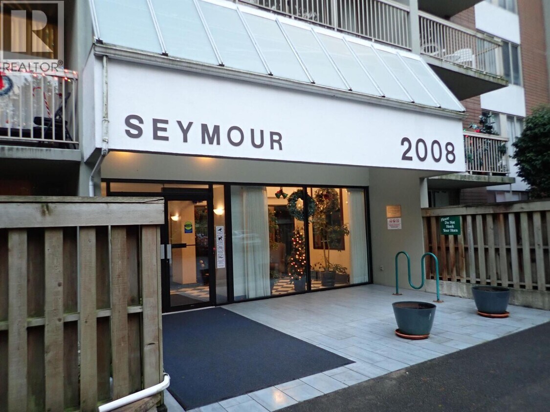 Primary Photo - 2008 Fullerton Ave