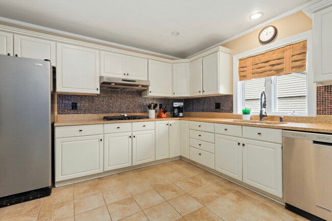 Kitchen - 511 Krause Ave