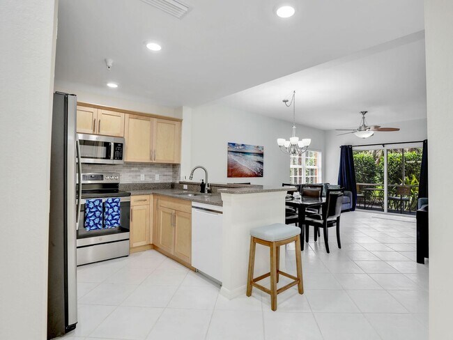 Foto del edificio - Seasonal 3-Bed First Floor Condo Rental in the Heart of Naples AVAIL NOW