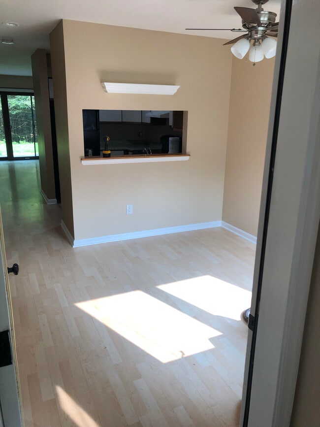 dining room/passthrough to kitchen - 292 Woodhaven Dr