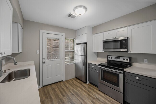 Foto del edificio - 6918 Irvington Blvd