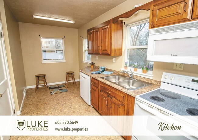 Building Photo - Nice 3 bedroom rental home with a lot of s...