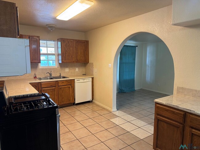 Building Photo - 1405 W Yucca Ave