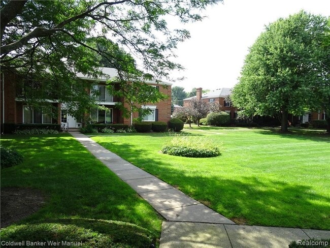 Building Photo - 741 E Fox Hills Dr