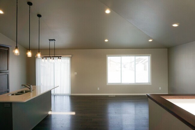 Building Photo - 6695 Smylie Ln S