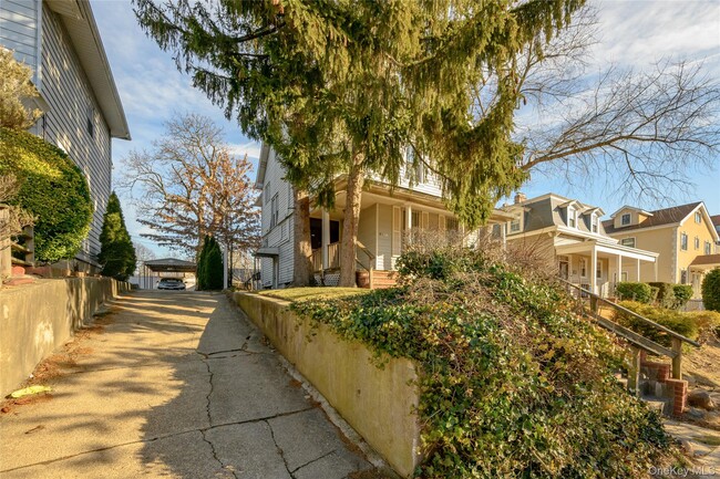 Foto del edificio - 84-21-84120 120th St