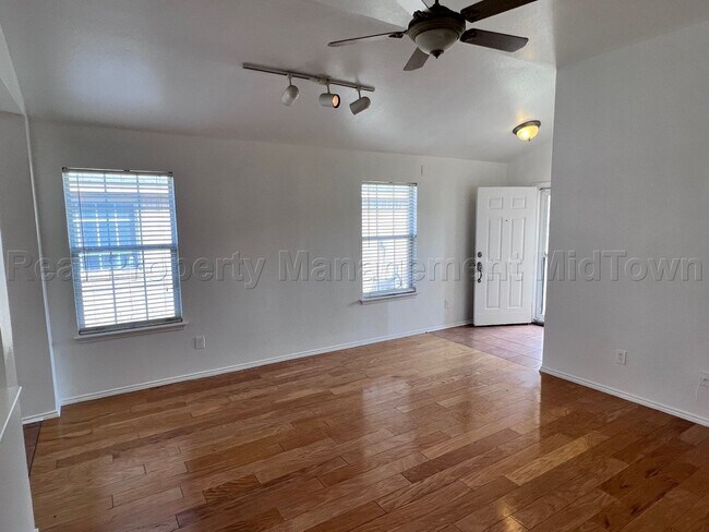 Building Photo - Charming 3-Bed 2 Bath 2 Car in The CANDLE ...