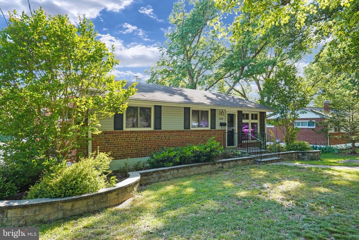 Foto principal - 6369 Edsall Rd