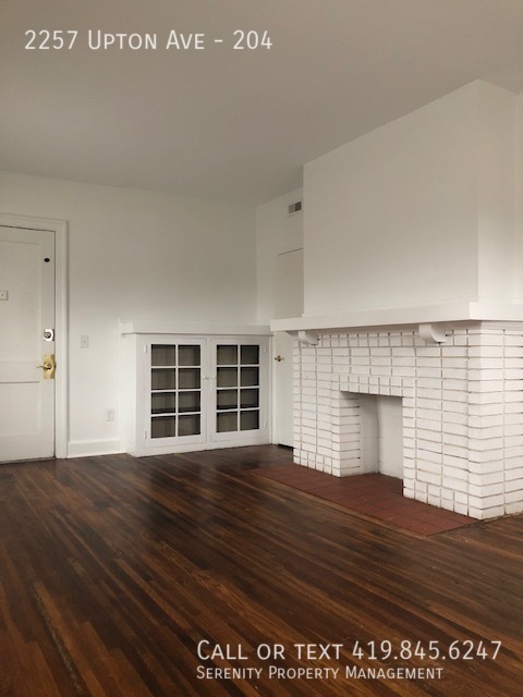 Building Photo - Spacious Two Bedroom Apartment Available T...