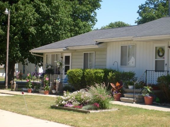 Neighbors and yard - Sandstone