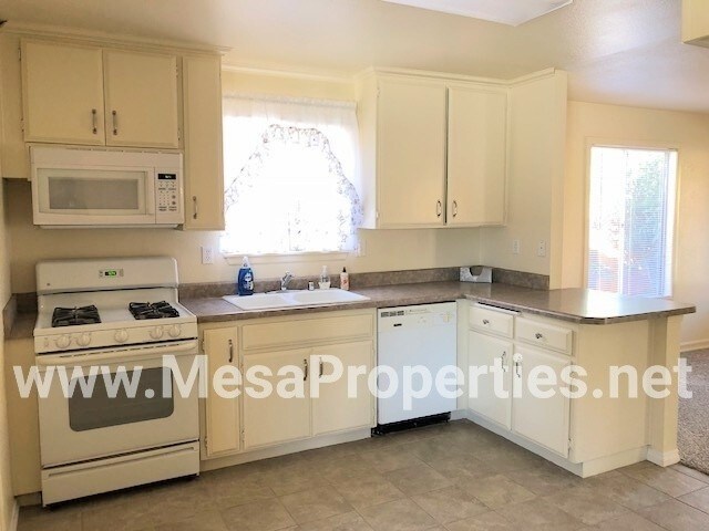 Building Photo - 3 Bedroom 2 Bathroom Home in Hesperia