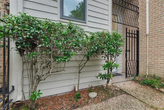 Building Photo - 10130 Valley Forge Dr