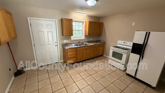 Building Photo - 5651 Parana St