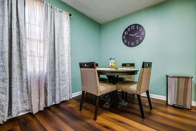 Foto del edificio - 1519 Cloverdale Dr