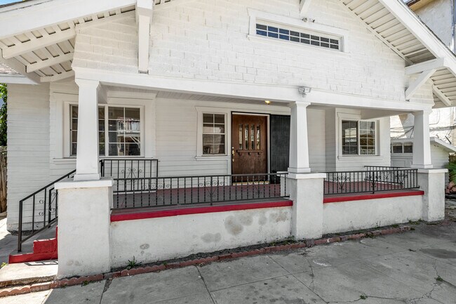 Foto del edificio - 521 N Heliotrope Dr