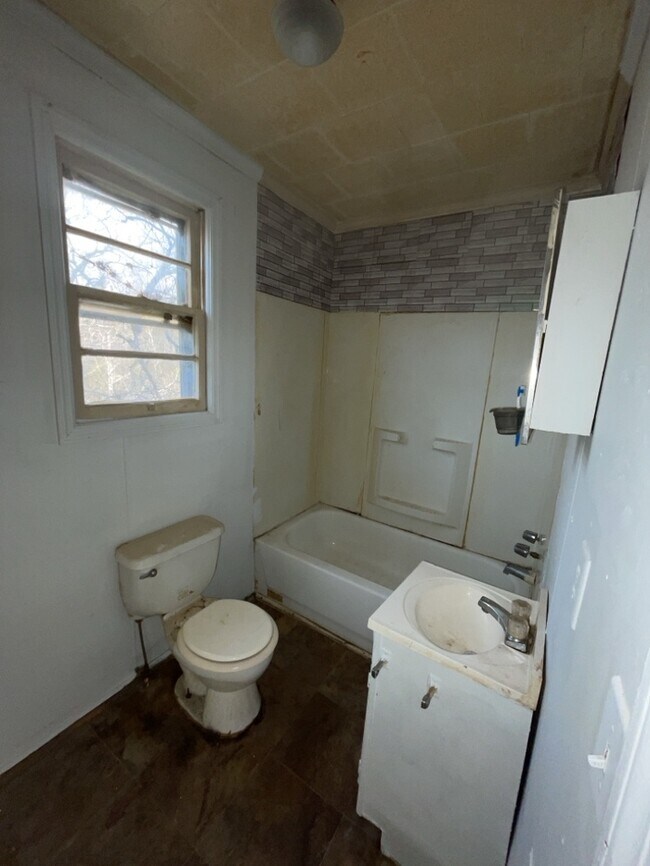 Building Photo - 309 River St