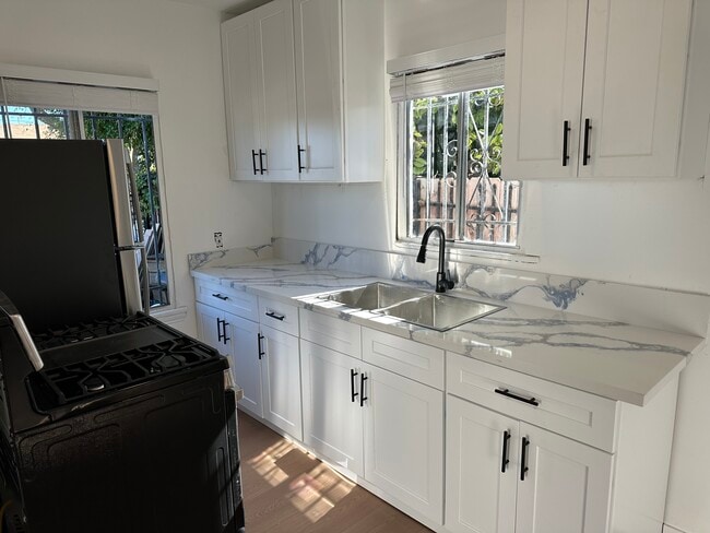 Foto del edificio - 2651 S Cloverdale Ave
