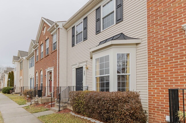 Foto del edificio - Well-maintained interior row townhouse in the desirable Dogwoods community near Quantico.