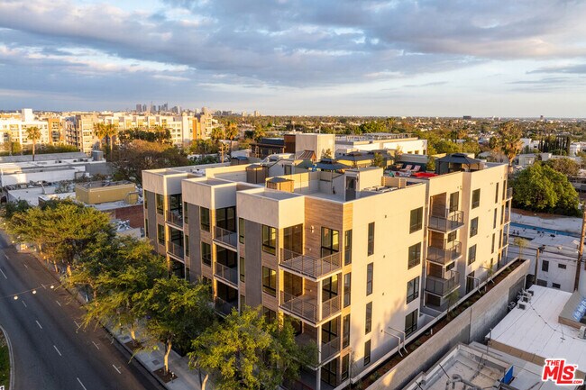 Foto del edificio - 7428 Santa Monica Blvd