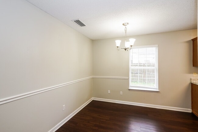 Building Photo - 319 Lake Forest Dr