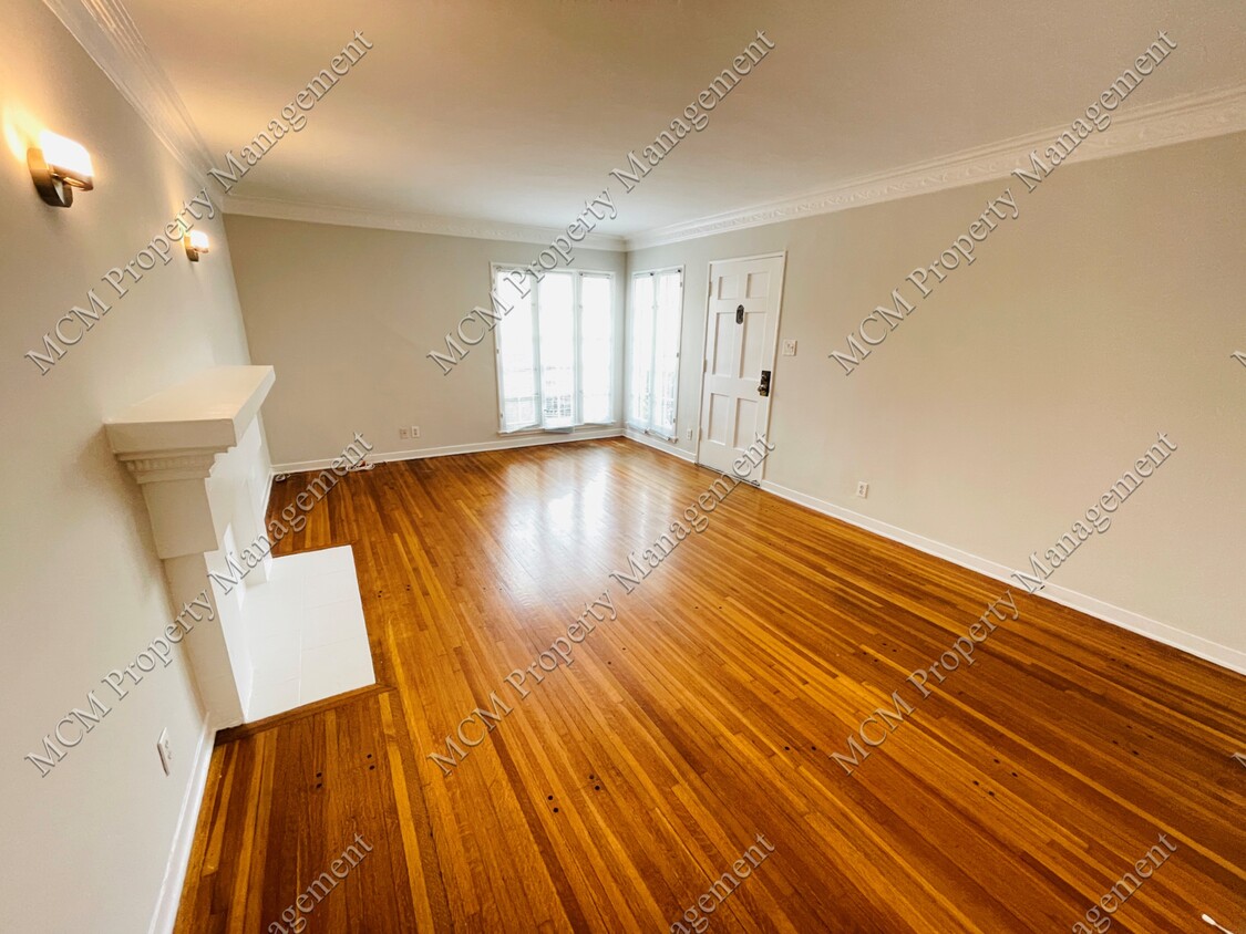 942 Living Room - 942 Alandele Ave